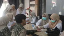 Suasana saat cek kesehatan gratis/sumber foto kemenag