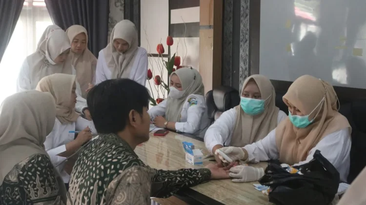Suasana saat cek kesehatan gratis/sumber foto kemenag