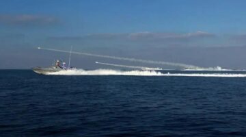 Garda Revolusi Iran menembakkan roket dari sejumlah kapal dalam latihan militer di perairan Teluk (dok. AFP)