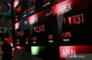 Warga mengamati layar digital pergerakan Indeks Harga Saham Gabungan (IHSG) di Bursa Efek Indonesia, Jakarta, Rabu (3/6/2026).( poto : ANTARA )