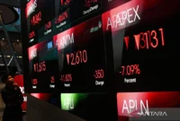 Warga mengamati layar digital pergerakan Indeks Harga Saham Gabungan (IHSG) di Bursa Efek Indonesia, Jakarta, Rabu (3/6/2026).( poto : ANTARA )
