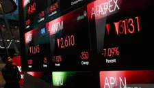 Warga mengamati layar digital pergerakan Indeks Harga Saham Gabungan (IHSG) di Bursa Efek Indonesia, Jakarta, Rabu (3/6/2026).( poto : ANTARA )