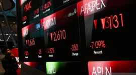 Warga mengamati layar digital pergerakan Indeks Harga Saham Gabungan (IHSG) di Bursa Efek Indonesia, Jakarta, Rabu (3/6/2026).( poto : ANTARA )