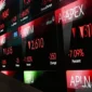 Warga mengamati layar digital pergerakan Indeks Harga Saham Gabungan (IHSG) di Bursa Efek Indonesia, Jakarta, Rabu (3/6/2026).( poto : ANTARA )