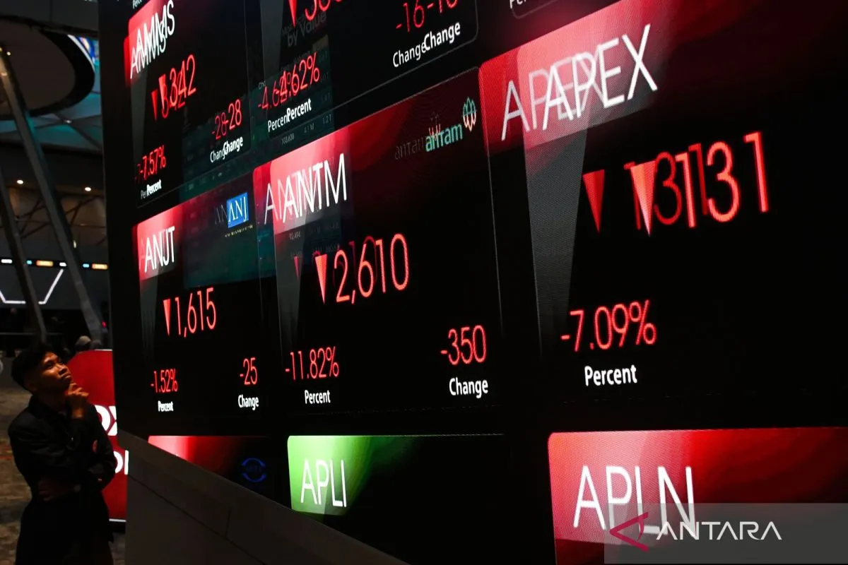 Warga mengamati layar digital pergerakan Indeks Harga Saham Gabungan (IHSG) di Bursa Efek Indonesia, Jakarta, Rabu (3/6/2026).( poto : ANTARA )