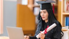 Foto: Getty Images/iStockphoto/nirat/Ilustrasi lulusan yang memiliki skill AI untuk terjun ke dunia kerja.