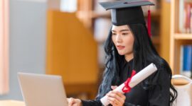 Foto: Getty Images/iStockphoto/nirat/Ilustrasi lulusan yang memiliki skill AI untuk terjun ke dunia kerja.