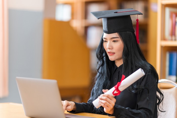 Foto: Getty Images/iStockphoto/nirat/Ilustrasi lulusan yang memiliki skill AI untuk terjun ke dunia kerja.