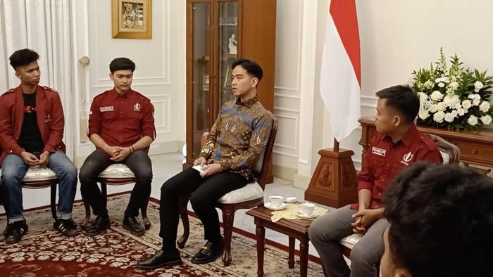 Wapres Gibran Rakabuming menerima mahasiswa yang demonstrasi di Monas, Jakpus. (dok Setwapres RI)
