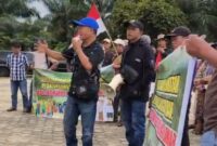 Massa petani plasma PT RAU unras dpan kntah atr bpn kab Tebo.(poto: jambiprima.com).