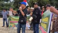Massa petani plasma PT RAU unras dpan kntah atr bpn kab Tebo.(poto: jambiprima.com).