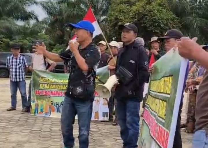 Massa petani plasma PT RAU unras dpan kntah atr bpn kab Tebo.(poto: jambiprima.com).