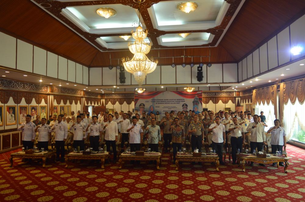 Anggota Ombudsman RI Nuzran Joher memberikan arahan saat Entry Meeting Penilaian Opini Ombudsman 2026 di Rumah Dinas Gubernur Jambi, dihadiri kepala daerah dan pimpinan instansi vertikal se-Provinsi Jambi.(poto: jambiprima.com).