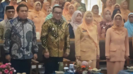 Wali Kota Sungai Penuh Alfin, SH menghadiri acara Pengukuhan DWP Sungai Penuh masa bakti 2024–2029 di Aula Kantor Wali Kota pada Kamis (23/7/2026).(poto: oegopost.id).