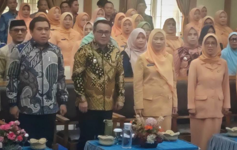 Wali Kota Sungai Penuh Alfin, SH menghadiri acara Pengukuhan DWP Sungai Penuh masa bakti 2024–2029 di Aula Kantor Wali Kota pada Kamis (23/7/2026).(poto: oegopost.id).