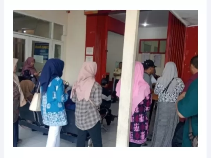 Pelayanan Bank Jambi Sungai Penuh kepada nasabah. 
(Foto: JambiOne.com)