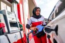 Petugas di salah satu SPBU sedang melayani pembeli BBM--