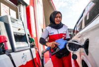 Petugas di salah satu SPBU sedang melayani pembeli BBM--
