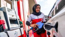 Petugas di salah satu SPBU sedang melayani pembeli BBM--