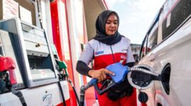 Petugas di salah satu SPBU sedang melayani pembeli BBM--