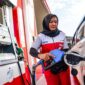 Petugas di salah satu SPBU sedang melayani pembeli BBM--