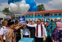 Pantau Pelaksanaan MPLS, Walikota Sungai Penuh Serahkan Seragam Gratis Siswa Baru. Foto: Oga/Jambiseru.com