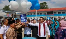 Wali Kota Alfin Serahkan Seragam Gratis Saat Pantau MPLS