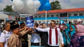 Pantau Pelaksanaan MPLS, Walikota Sungai Penuh Serahkan Seragam Gratis Siswa Baru. Foto: Oga/Jambiseru.com