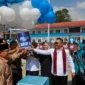 Pantau Pelaksanaan MPLS, Walikota Sungai Penuh Serahkan Seragam Gratis Siswa Baru. Foto: Oga/Jambiseru.com
