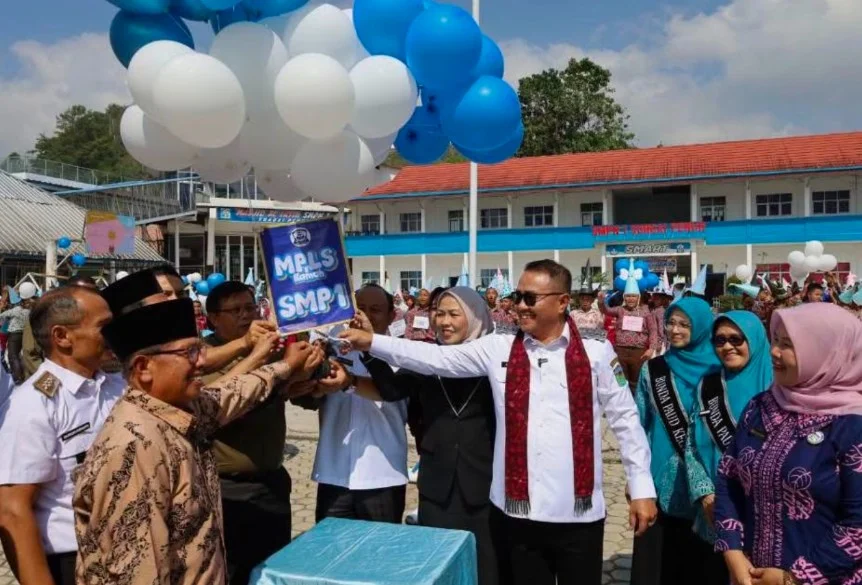 Pantau Pelaksanaan MPLS, Walikota Sungai Penuh Serahkan Seragam Gratis Siswa Baru. Foto: Oga/Jambiseru.com