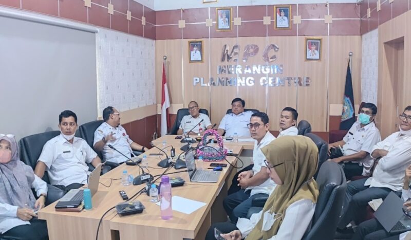 Pemerintah Kabupaten Merangin mengikuti Rapat Koordinasi Evaluasi Kinerja Program Prioritas Nasional secara virtual dari Media Center Bappeda pada hari Rabu tanggal 26 Agustus.(poto: oegopost.id).