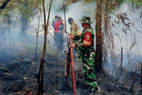 Babinsa Koramil 416-06/MB langsung bergerak cepat setelah menerima laporan kebakaran lahan sungai buluh pada Senin (24/8/2026).(poto: oegopost.id).