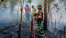 Babinsa Koramil 416-06/MB langsung bergerak cepat setelah menerima laporan kebakaran lahan sungai buluh pada Senin (24/8/2026).(poto: oegopost.id).