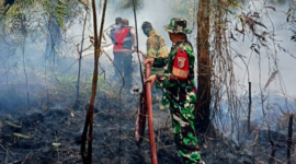 Babinsa Koramil 416-06/MB langsung bergerak cepat setelah menerima laporan kebakaran lahan sungai buluh pada Senin (24/8/2026).(poto: oegopost.id).