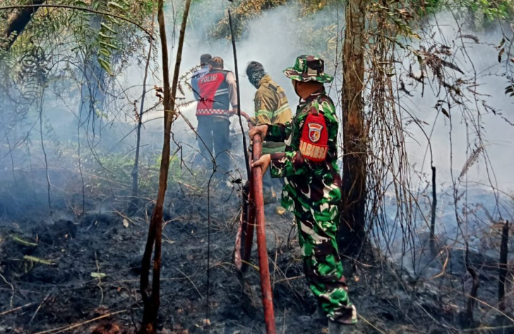 Babinsa Koramil 416-06/MB langsung bergerak cepat setelah menerima laporan kebakaran lahan sungai buluh pada Senin (24/8/2026).(poto: oegopost.id).