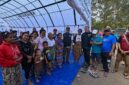 Gubernur NTB Lalu Muhamad Iqbal dan Gubernur NTT Emanuel Melkiades Laka Lena menyalurkan bantuan gempa Manggarai Timur secara langsung pada Kamis (20/8).(poto: istimewa).