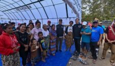 Gubernur NTB Lalu Muhamad Iqbal dan Gubernur NTT Emanuel Melkiades Laka Lena menyalurkan bantuan gempa Manggarai Timur secara langsung pada Kamis (20/8).(poto: istimewa).