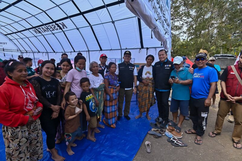 Gubernur NTB Lalu Muhamad Iqbal dan Gubernur NTT Emanuel Melkiades Laka Lena menyalurkan bantuan gempa Manggarai Timur secara langsung pada Kamis (20/8).(poto: istimewa).