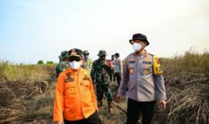 Forkopimda Jambi Turun Langsung Padamkan Karhutla Taman Nasional Berbak