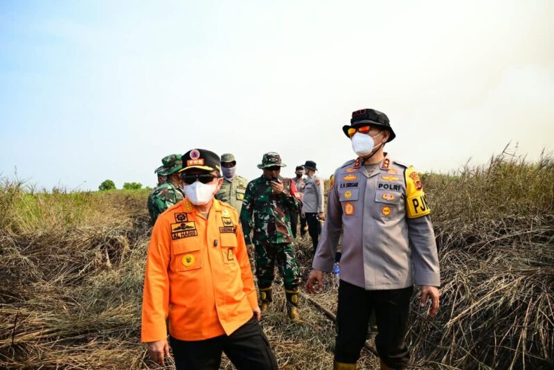 Kapolda Jambi Irjen Pol. Krisno Halomoan Siregar memimpin langsung kegiatan monitoring lapangan tersebut. Ia mendampingi Gubernur Jambi Al Haris serta Danrem 042/Gapu Brigjen TNI Nyamin pada Kamis (27/8/2026).(poto: oegopost.id).