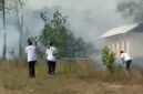 Peristiwakebakaran lahan terjadi di kawasan samping Universitas Islam Negeri (UIN) Sulthan Thaha Saifuddin (STS) Jambi pada Senin (24/8).(poto: oegopost.id).