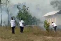 Peristiwakebakaran lahan terjadi di kawasan samping Universitas Islam Negeri (UIN) Sulthan Thaha Saifuddin (STS) Jambi pada Senin (24/8).(poto: oegopost.id).