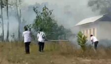 Peristiwakebakaran lahan terjadi di kawasan samping Universitas Islam Negeri (UIN) Sulthan Thaha Saifuddin (STS) Jambi pada Senin (24/8).(poto: oegopost.id).
