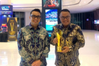 Wali Kota Sungai Penuh Alfin, S.H.(kanan) menerima langsung trofi bergengsi tersebut di iNews Tower, Kebon Sirih, Jakarta Pusat, pada Kamis (27/8/2026).(poto: oegopost.id).