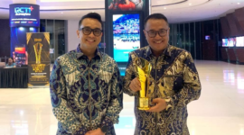 Wali Kota Sungai Penuh Alfin, S.H.(kanan) menerima langsung trofi bergengsi tersebut di iNews Tower, Kebon Sirih, Jakarta Pusat, pada Kamis (27/8/2026).(poto: oegopost.id).