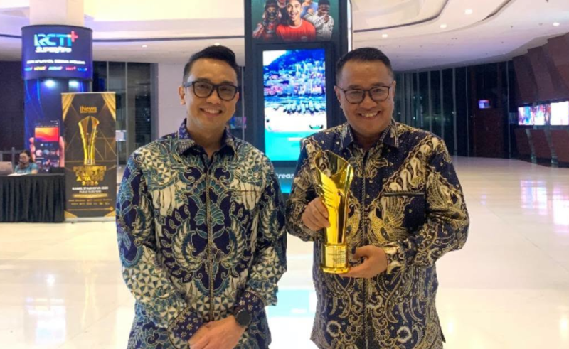 Wali Kota Sungai Penuh Alfin, S.H.(kanan) menerima langsung trofi bergengsi tersebut di iNews Tower, Kebon Sirih, Jakarta Pusat, pada Kamis (27/8/2026).(poto: oegopost.id).