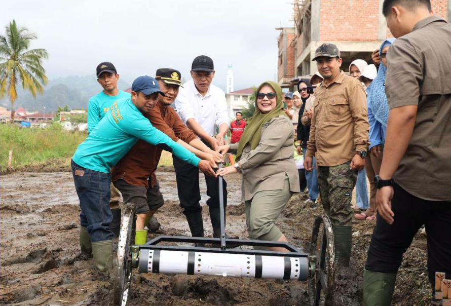 Pemkot Sungai Penuh gelar tanam perdana penerapan PM-AAS demi mendukung program swasembada pangan nasional pada Jumat (28/8).(poto: istimewa).