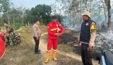 Kebakaran lahan perkebunan karet di Sarana Jaya Bungo berhasil dipadamkan tim gabungan.(poto: oegopost.id).