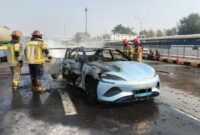 Kebakaran BYD Seal di Tol Jakarta-Cikampek masih diselidiki. Polisi mengungkap detik-detik sebelum api melalap kendaraan.(poto: kompas.com).