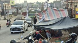 Masyarakat Aur Kenali, Penyengat Rendah, dan Mendalo Darat mengambil langkah tegas dengan mendirikan tenda di depan kantor perusahaan.(poto: jamberita.com).